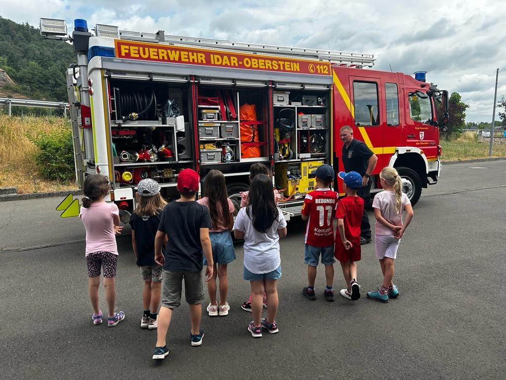 Schüler vor dem HLF