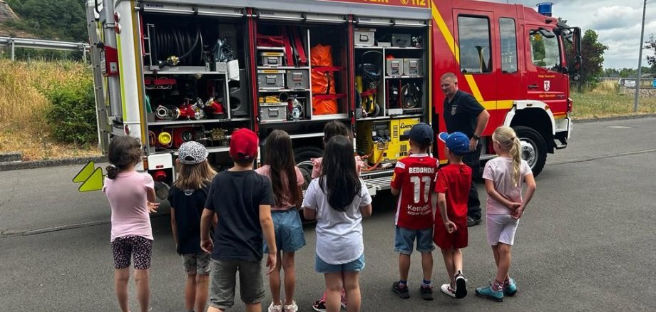 Schüler vor dem HLF