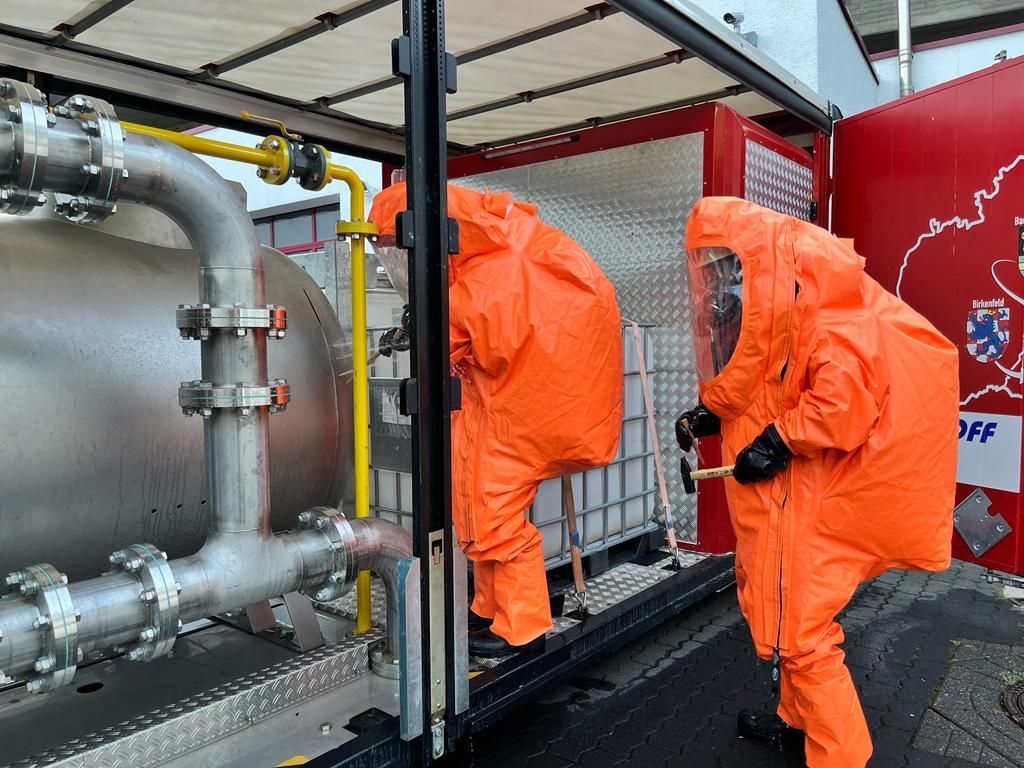 Zwei FA am Container