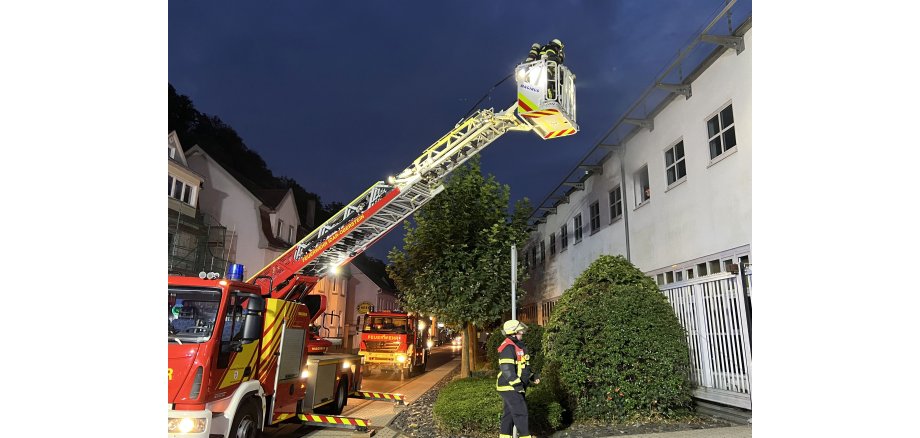 Drehleiter in Stellung vor OIE Gebäude