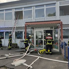 Einsatzkräfte vor der Kita