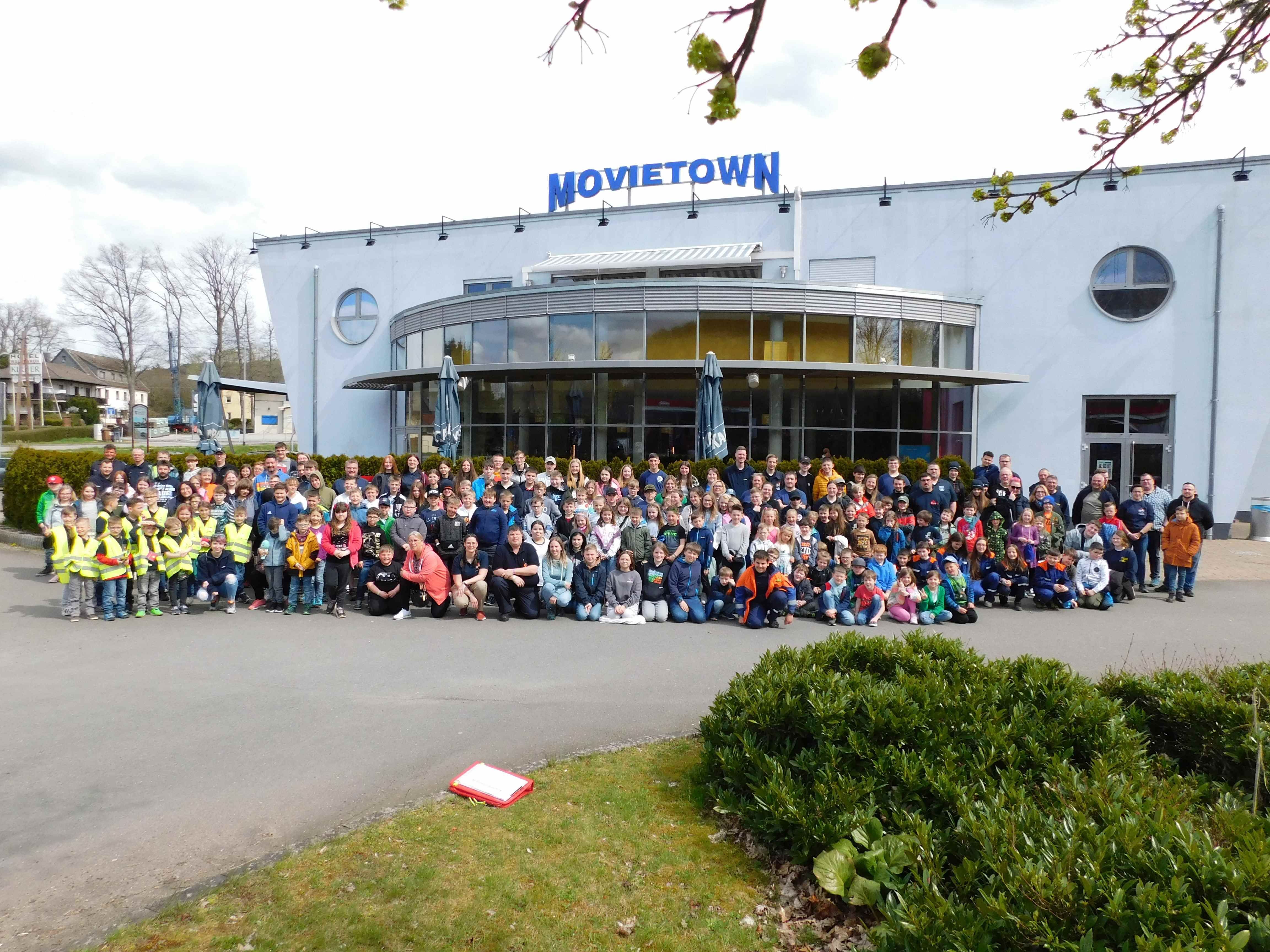 Jugendfeuerwehr vor dem Kino