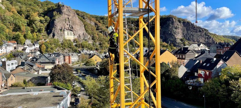 Feuerwehrangehöriger auf Kran