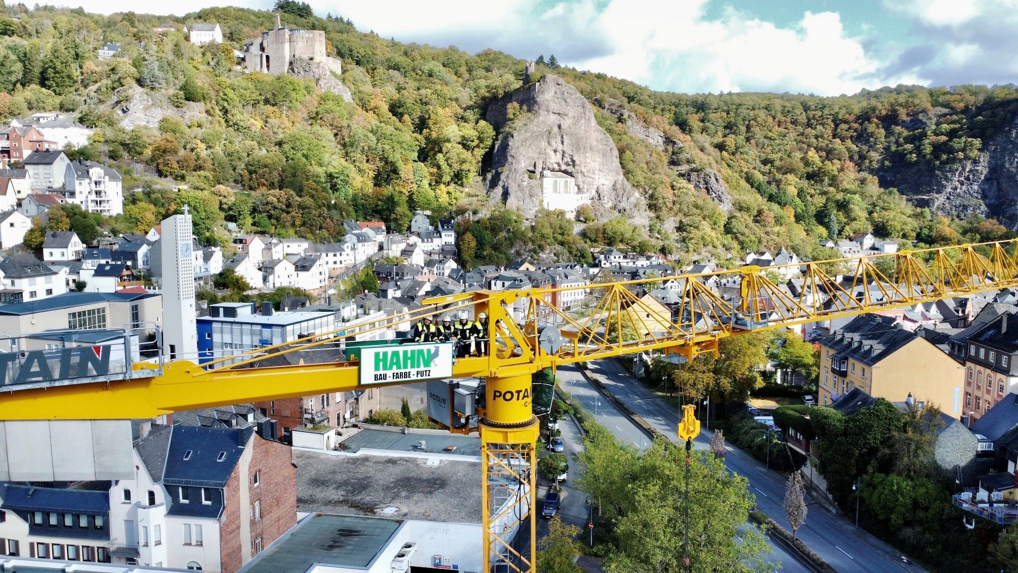 Feuerwehrangehörige auf Baukran
