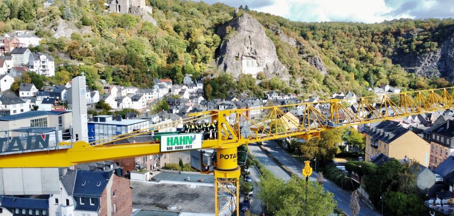 Feuerwehrangehörige auf Baukran