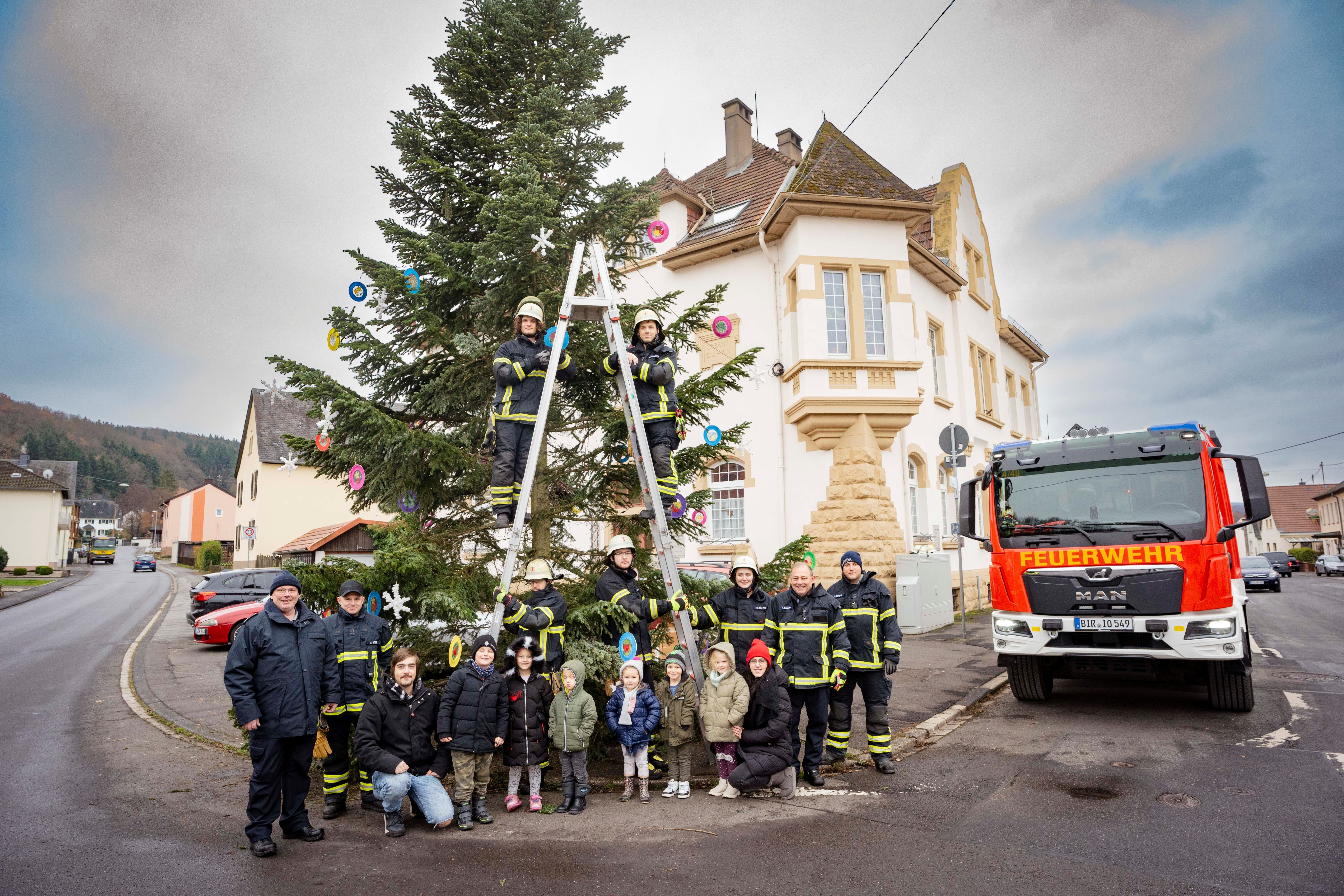 Gruppenfoto vor dem geschmückten Baum