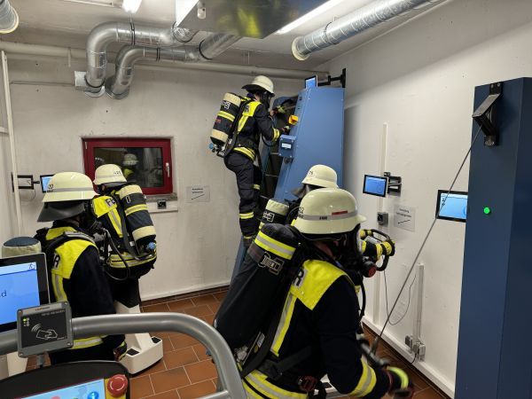 Kameraden bei Belastungsübungen an verschiedenen Stationen