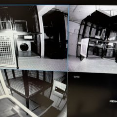 Bildschirmüberwachung der Kameraden im dunklen Gitterkäfig