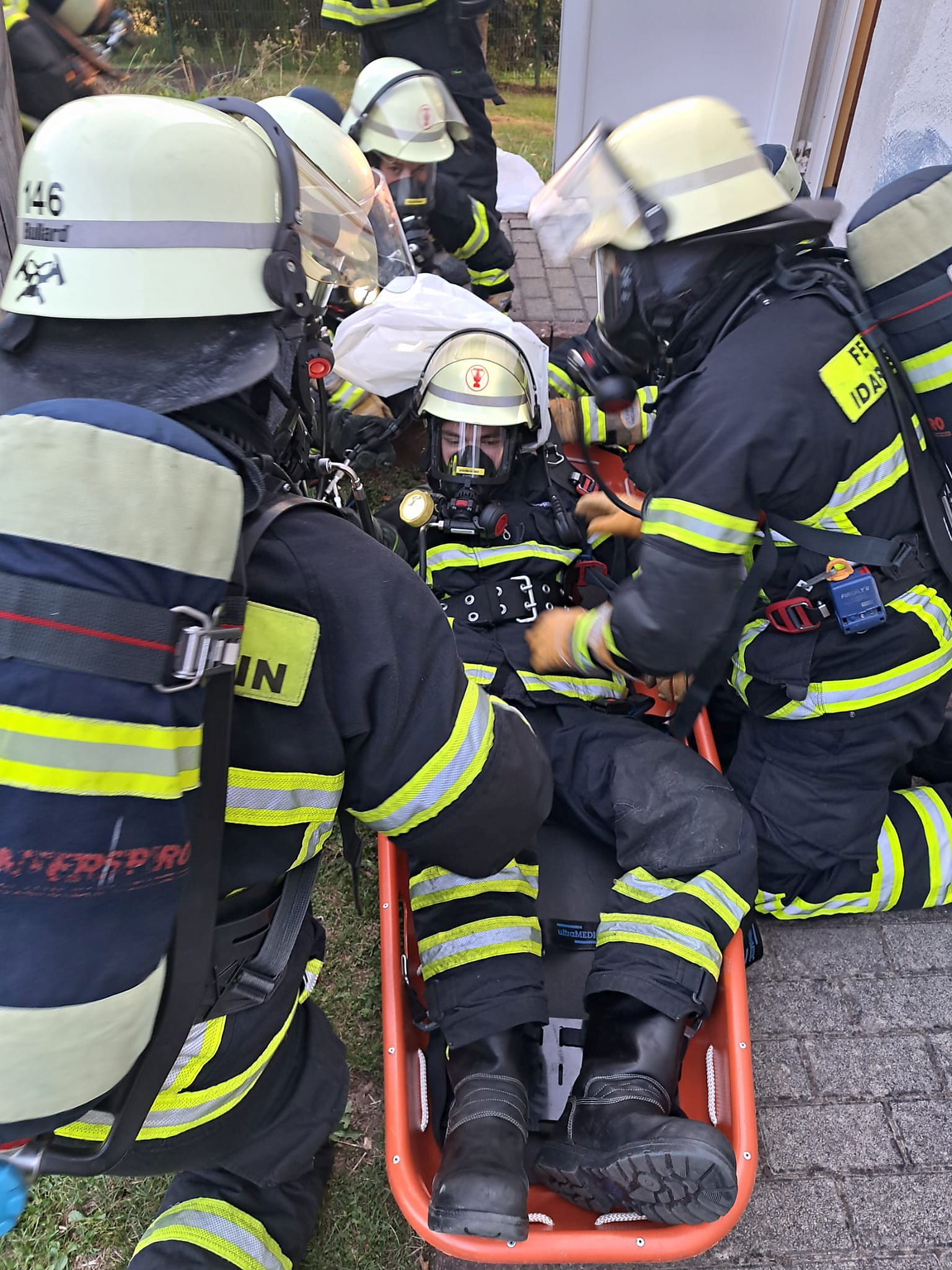 Verletzter in Schleifkorbtrage