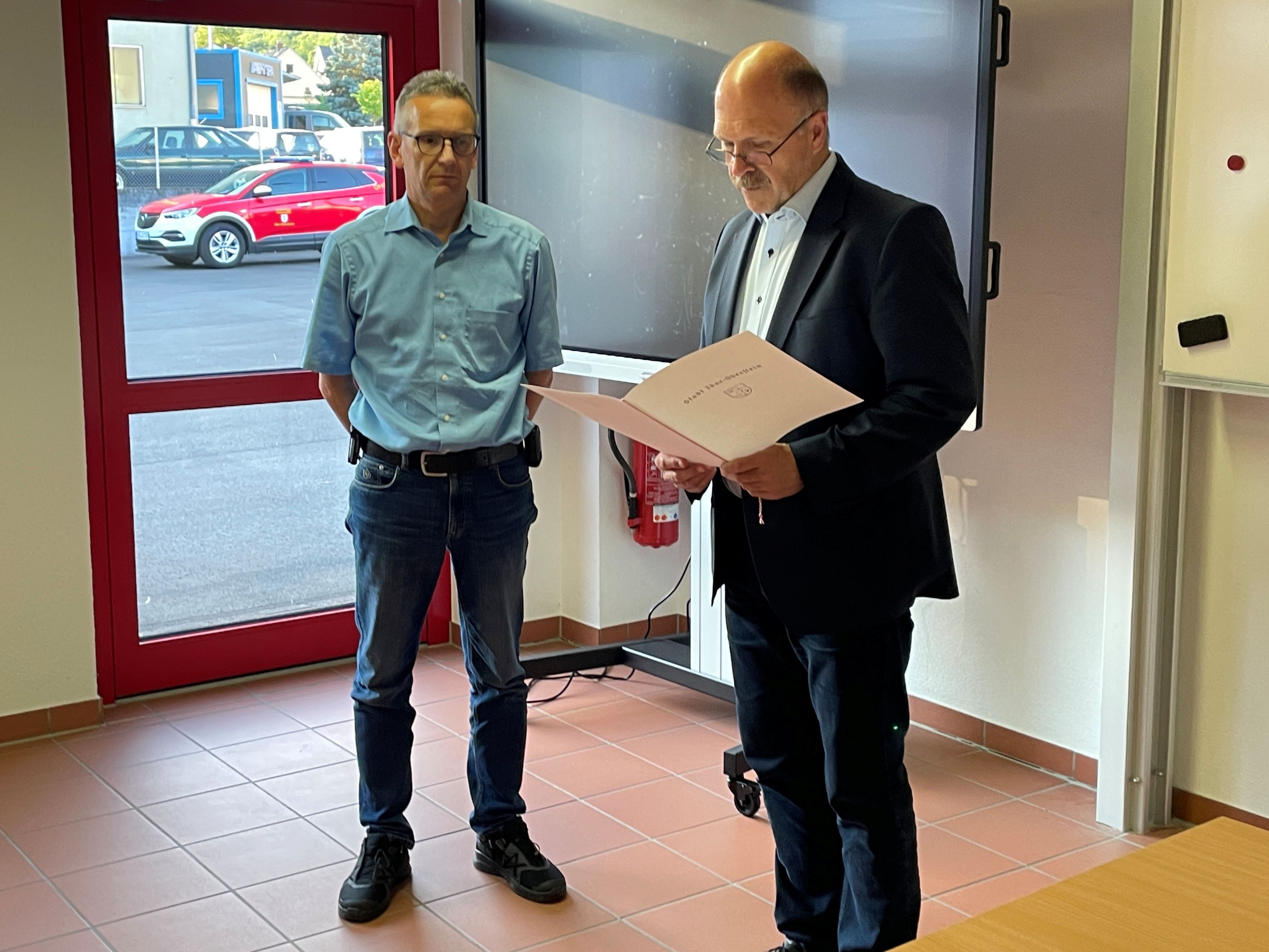 Bürgermeister Marx und Rolf-Peter Veeck bei der Ernennung