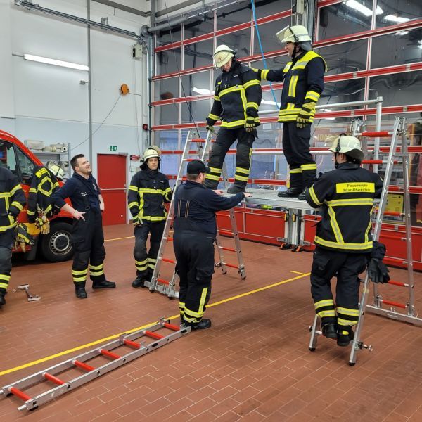 Kameraden auf der Rettungsplattform