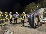 Verunfalltes, auf der Seite liegendes Fahrzeug