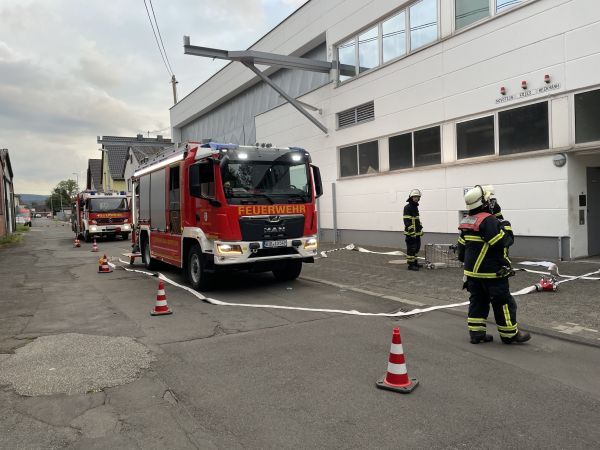 Einsatzstelle mit Fahrzeugen und Feuerwehrangehörige
