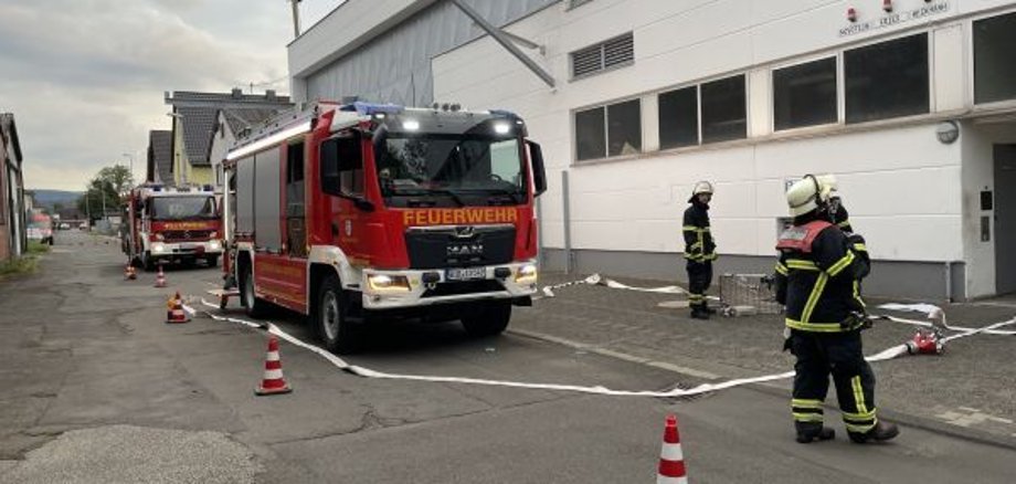 Einsatzstelle mit Fahrzeugen und Feuerwehrangehörige