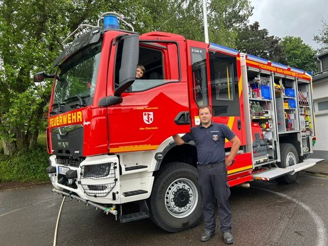 Jonathan Lehmann am Löschfahrzeug