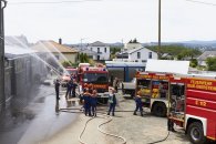 Brand Industriehalle wird gelöscht, mehrere Löschfahrzeuge am Einsatzort