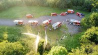 Waldbrand - 5 Löschfahrzeuge, Brandbekämpfung durch Jugendliche