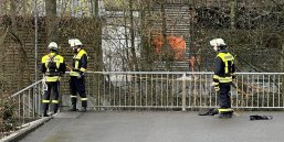 3 Feuerwehrangehörige am Geländer