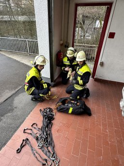 3 Feuerwehrangehörige mit Sicherungsmaterial