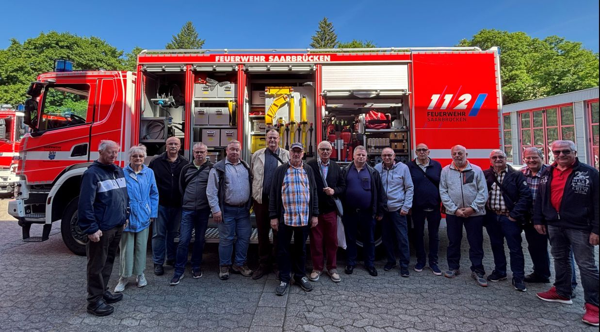 Alterskameraden vor einem Feuerwehrfahrzeug der BF Saarbrücken