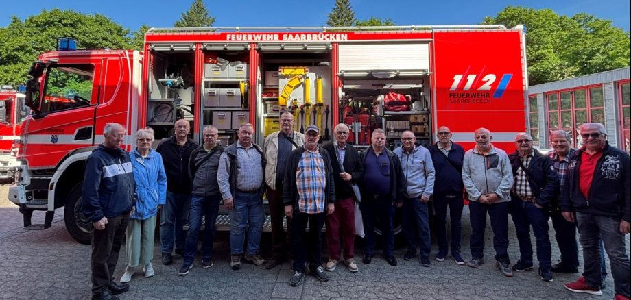 Alterskameraden vor einem Feuerwehrfahrzeug der BF Saarbrücken