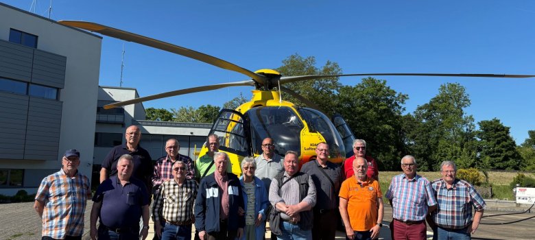 Alterskameraden vor dem Hubschrauber