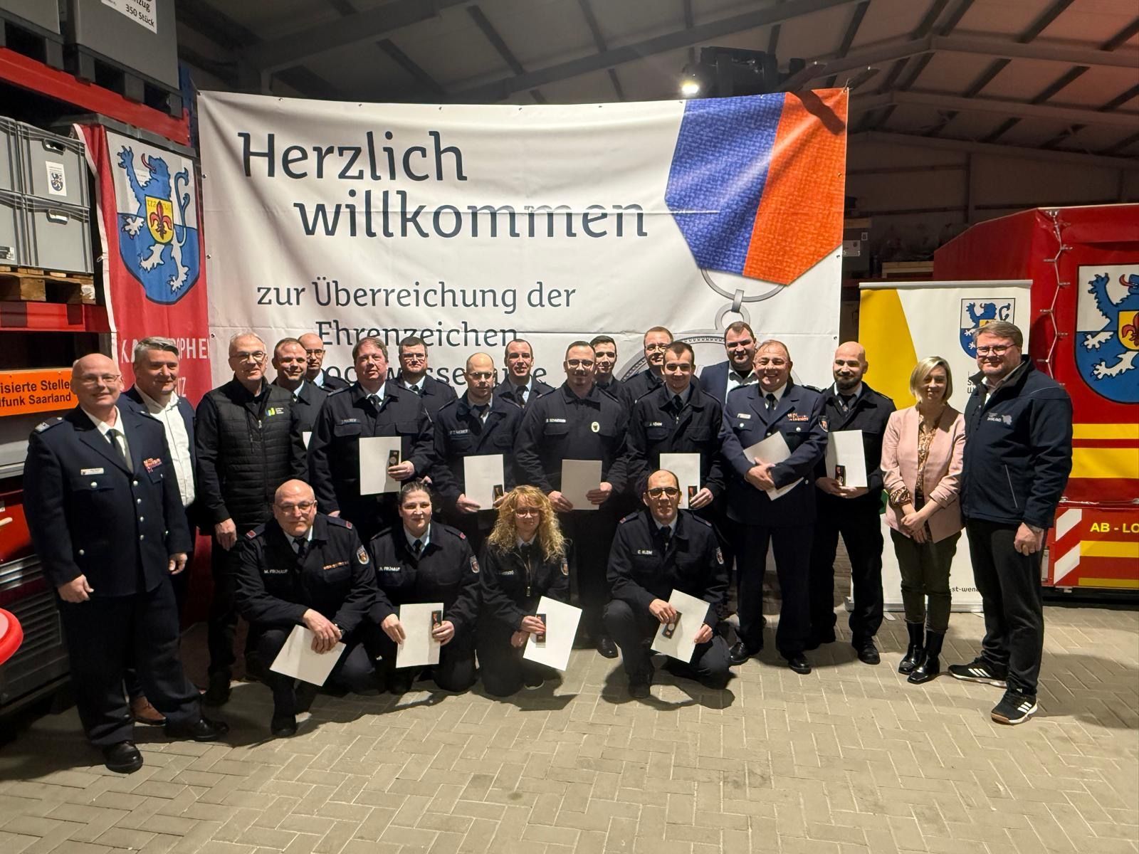 Gruppenfoto der ausgezeichneten Feuerwehrangehörigen