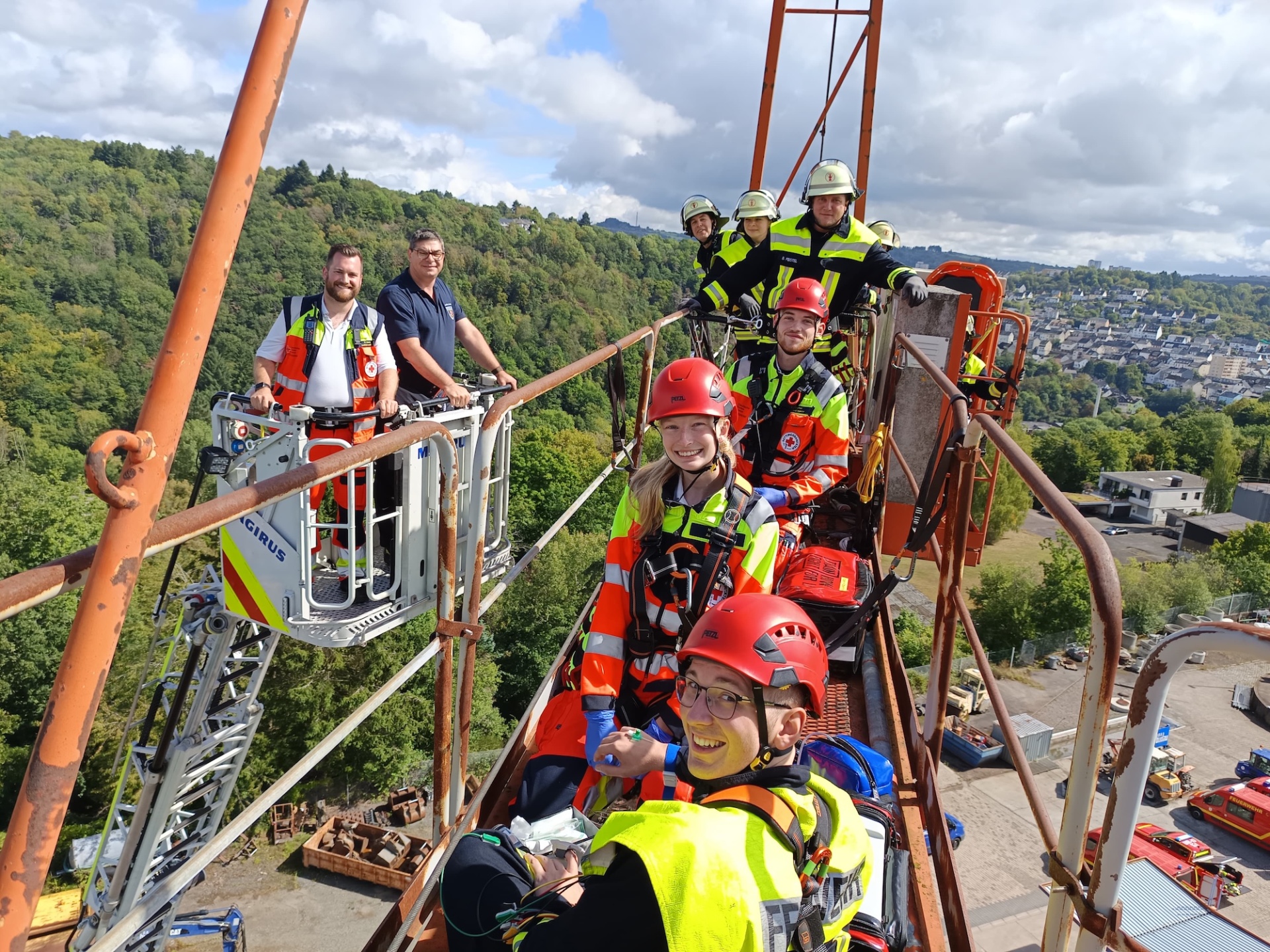 Angehörige des Rettungsdienstes und der Feuerwehr auf dem Kranmast