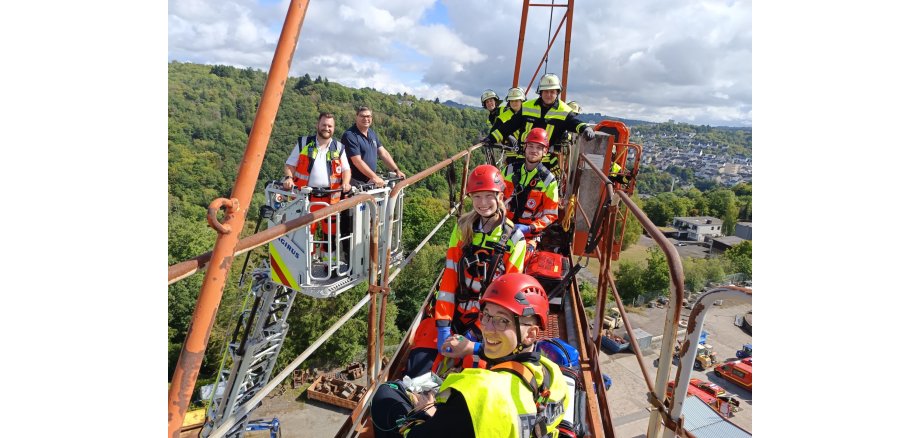 Angehörige des Rettungsdienstes und der Feuerwehr auf dem Kranmast