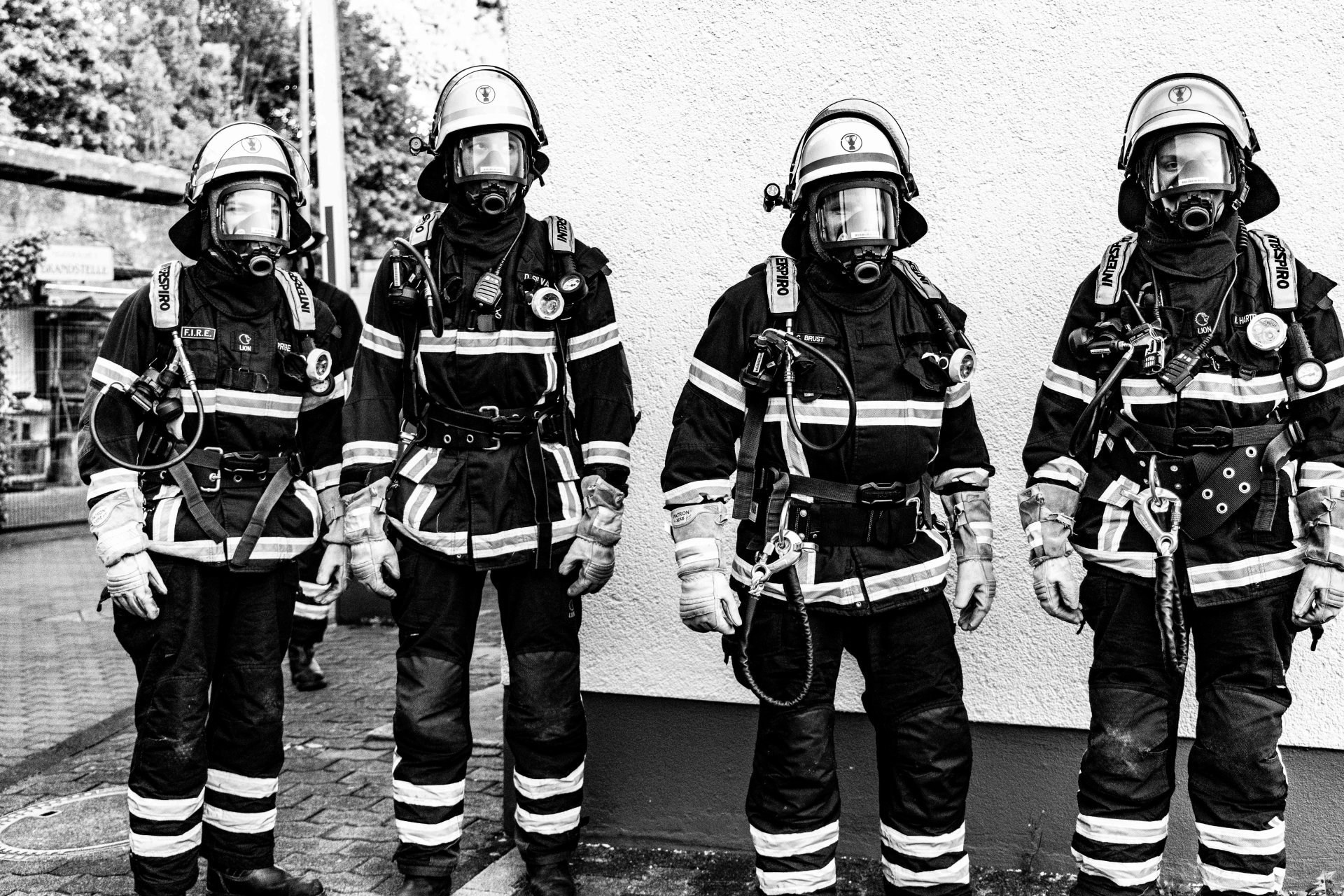 4 Feuerwehrangehörige mit Atemschutzmontur