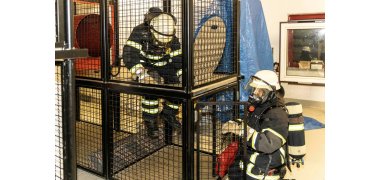 Bewältigung der Hindernisse in der Atemschutzübungsstrecke