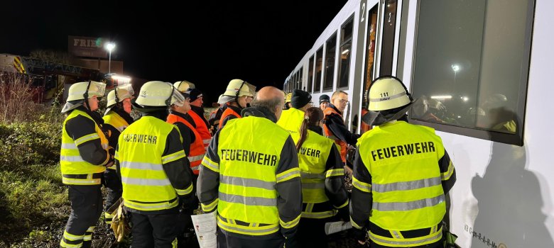 Feuerwehrangehörige am Zug