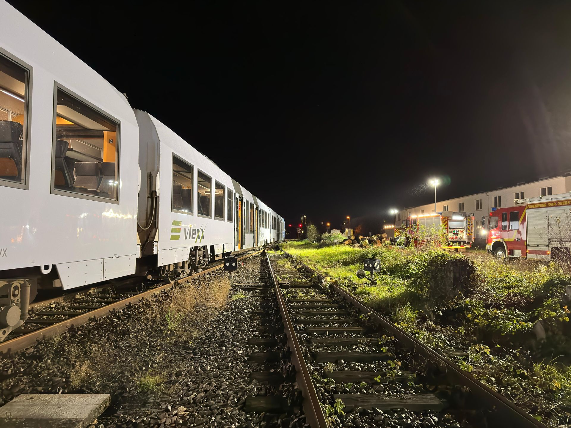 Foto von Zug und Feuerwehrfahrzeugen