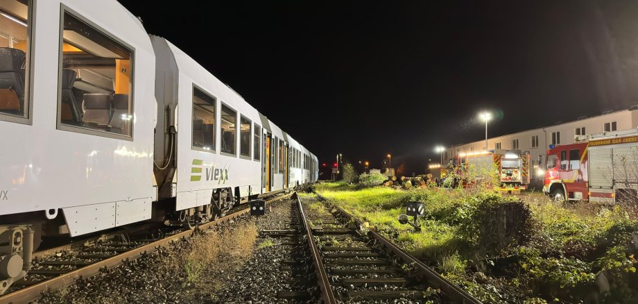 Foto von Zug und Feuerwehrfahrzeugen