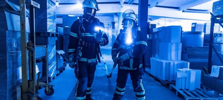 2 Feuerwehrangehörige mit Atemschutz