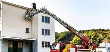 Personenrettung aus Fenster mit Drehleiter