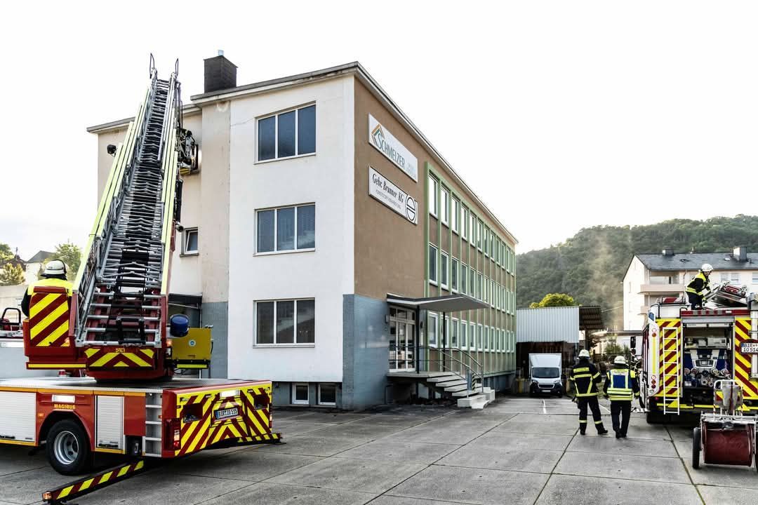 FW-Fahrzeuge vor Fa. Schmelzer