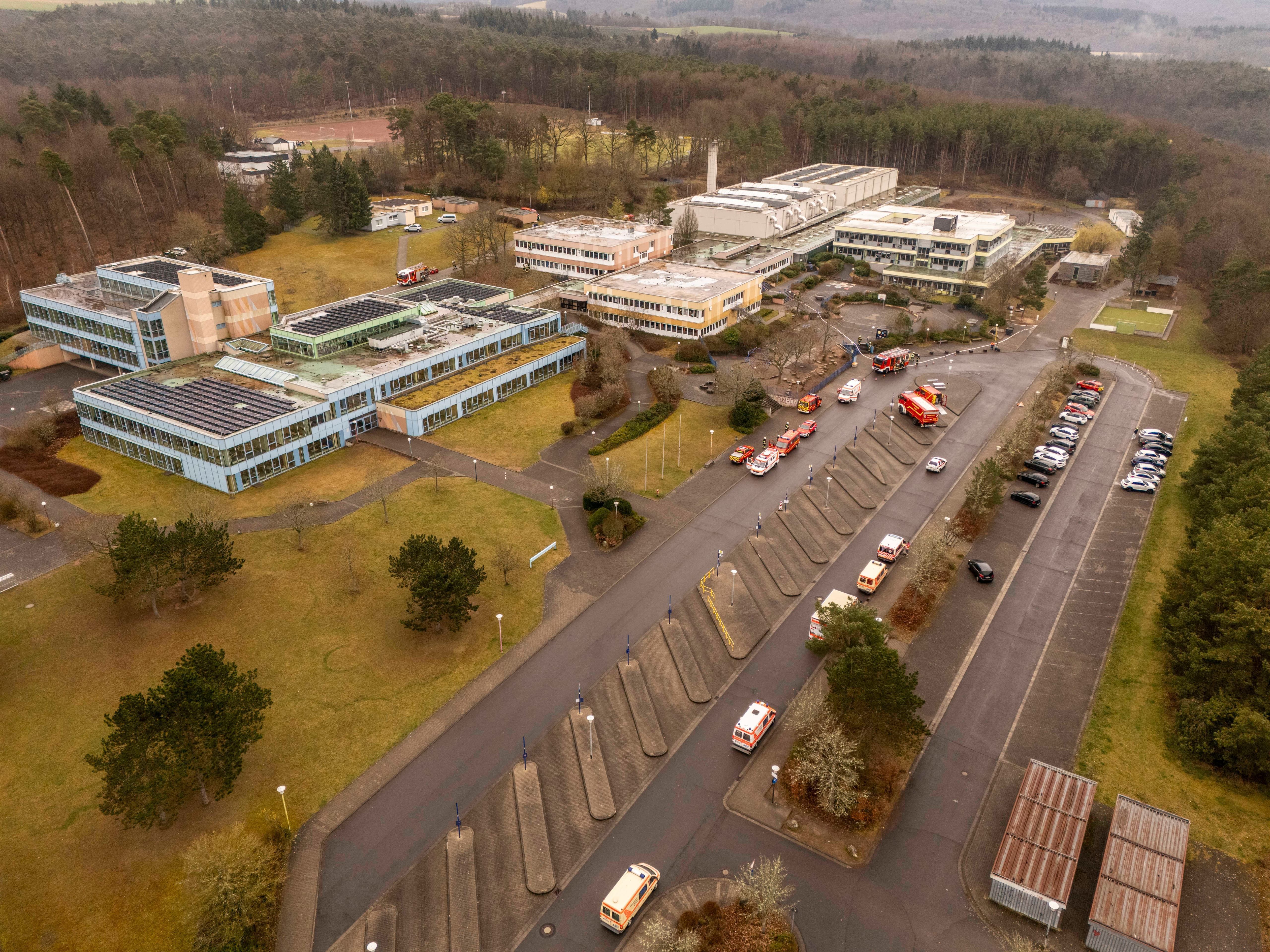 Luftbild, Schule und Einsatzfahrzeuge