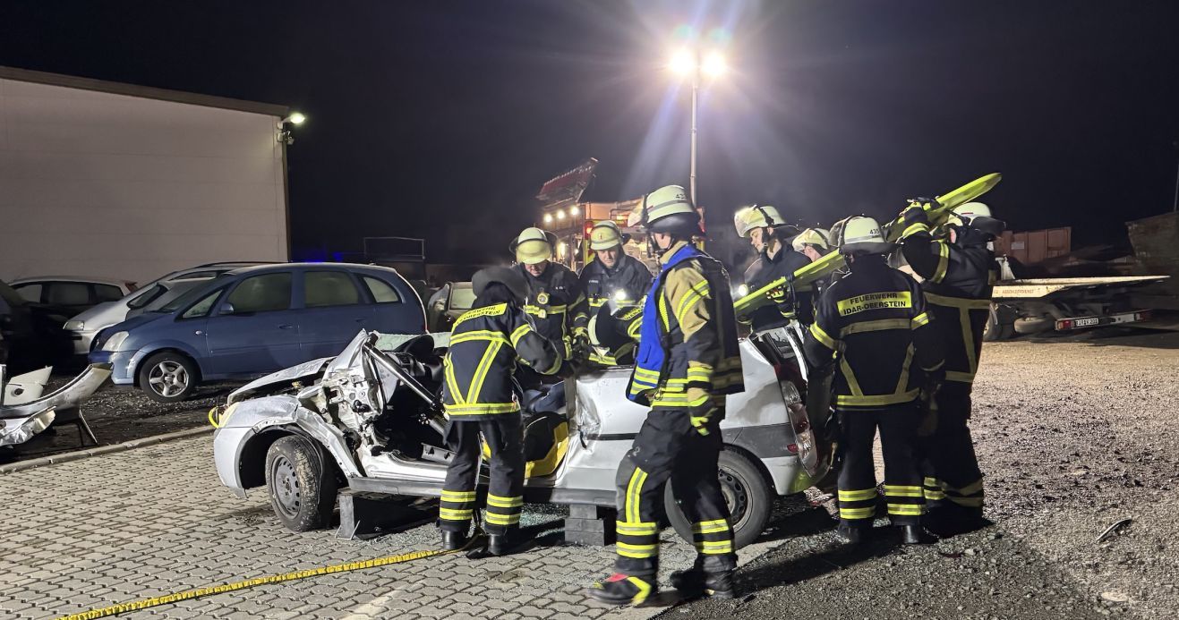 Feuerwehrangehörige am verunfallten Fahrzeug 