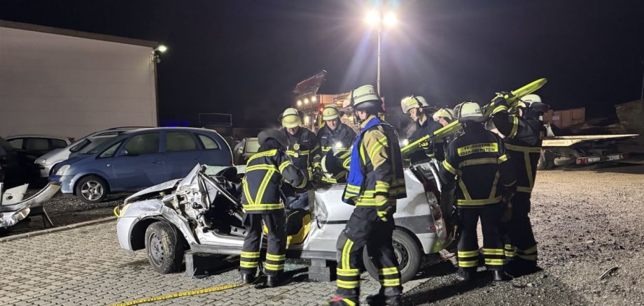 Feuerwehrangehörige am verunfallten Fahrzeug 