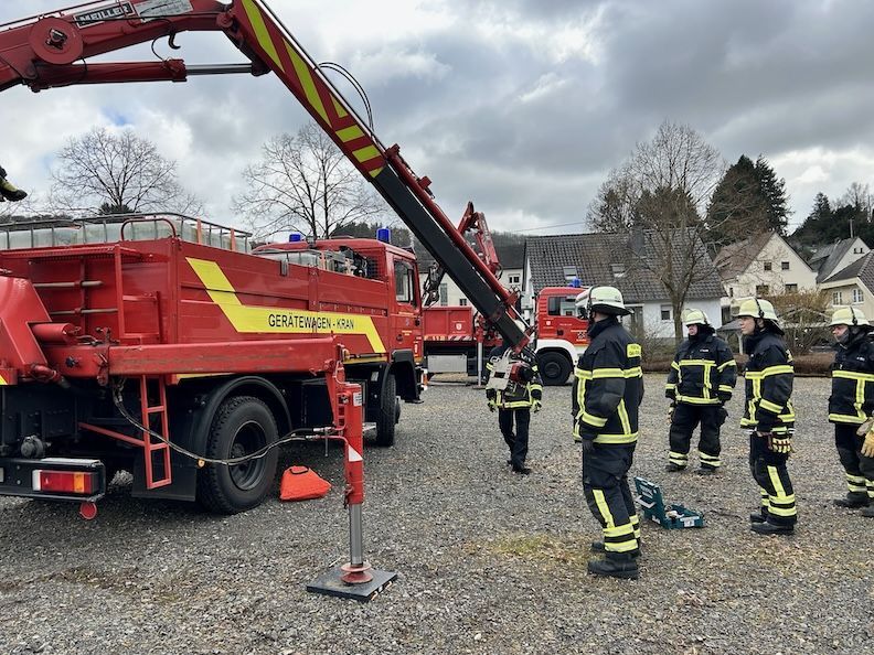 Lehrgangsteilnehmer am Kran