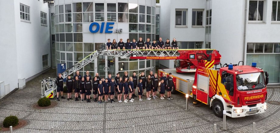 Jugendliche und Drehleiter vor OIE Gebäude