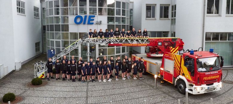 Jugendliche und Drehleiter vor OIE Gebäude
