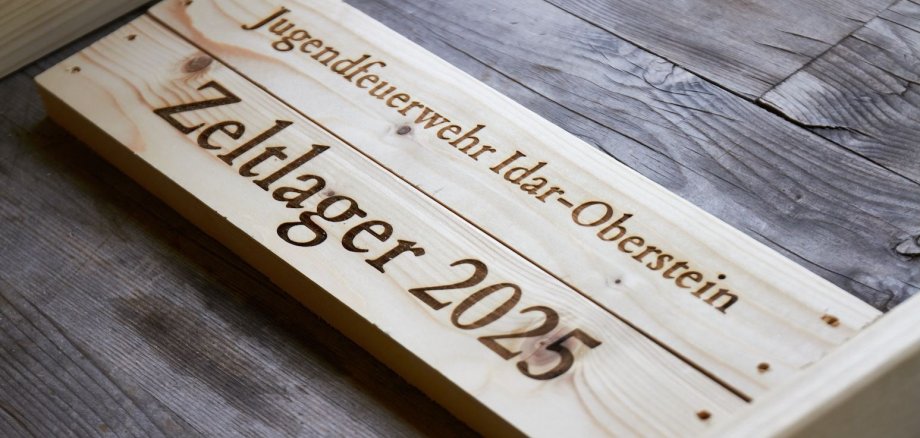 Gravur JF IO in Stuhl