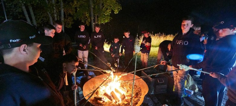 Lagerfeuer mit Stockbrot und Würsten braten