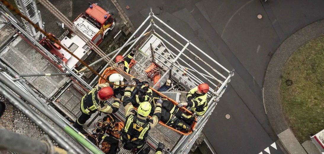 Rettung der verletzten Person am Gerüst mit Schleifkorbtrage