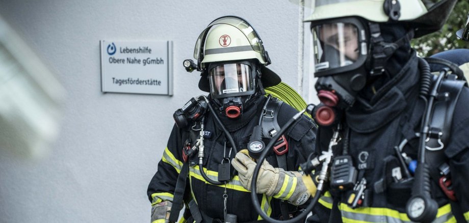 2 Feuerwehrangehörige unter Atemschutz vor Tagesförderstätte