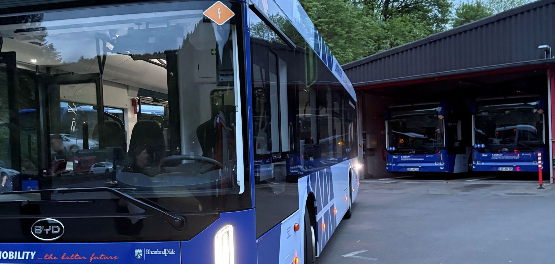 Elektrobusse auf dem Betriebshof