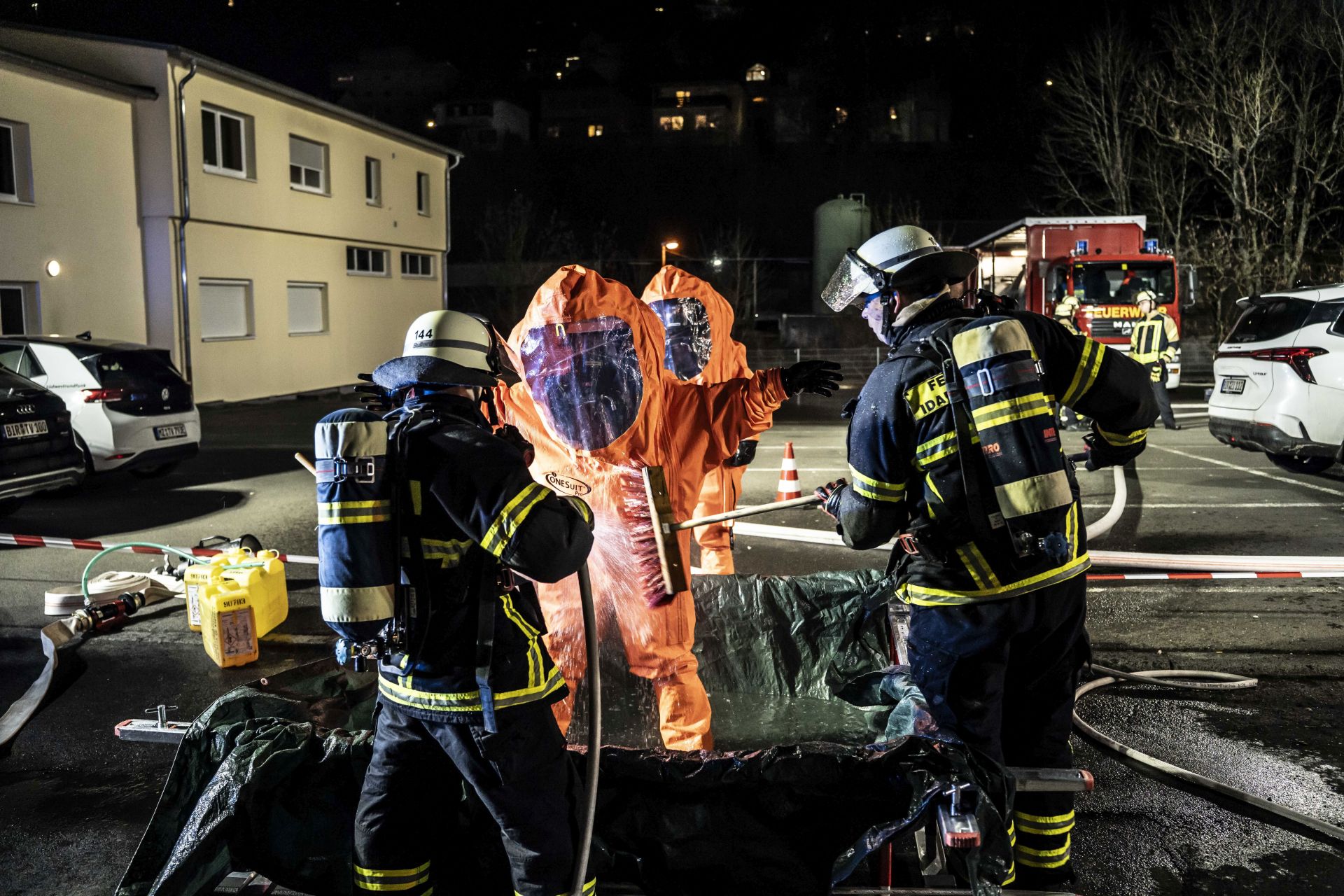 Reinigung der CSA Träger mit Wasser und Bürsten