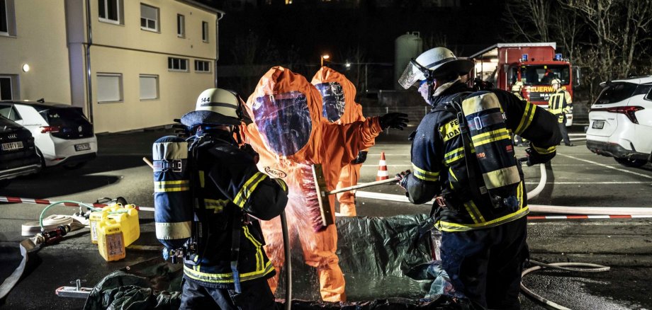 Reinigung der CSA Träger mit Wasser und Bürsten